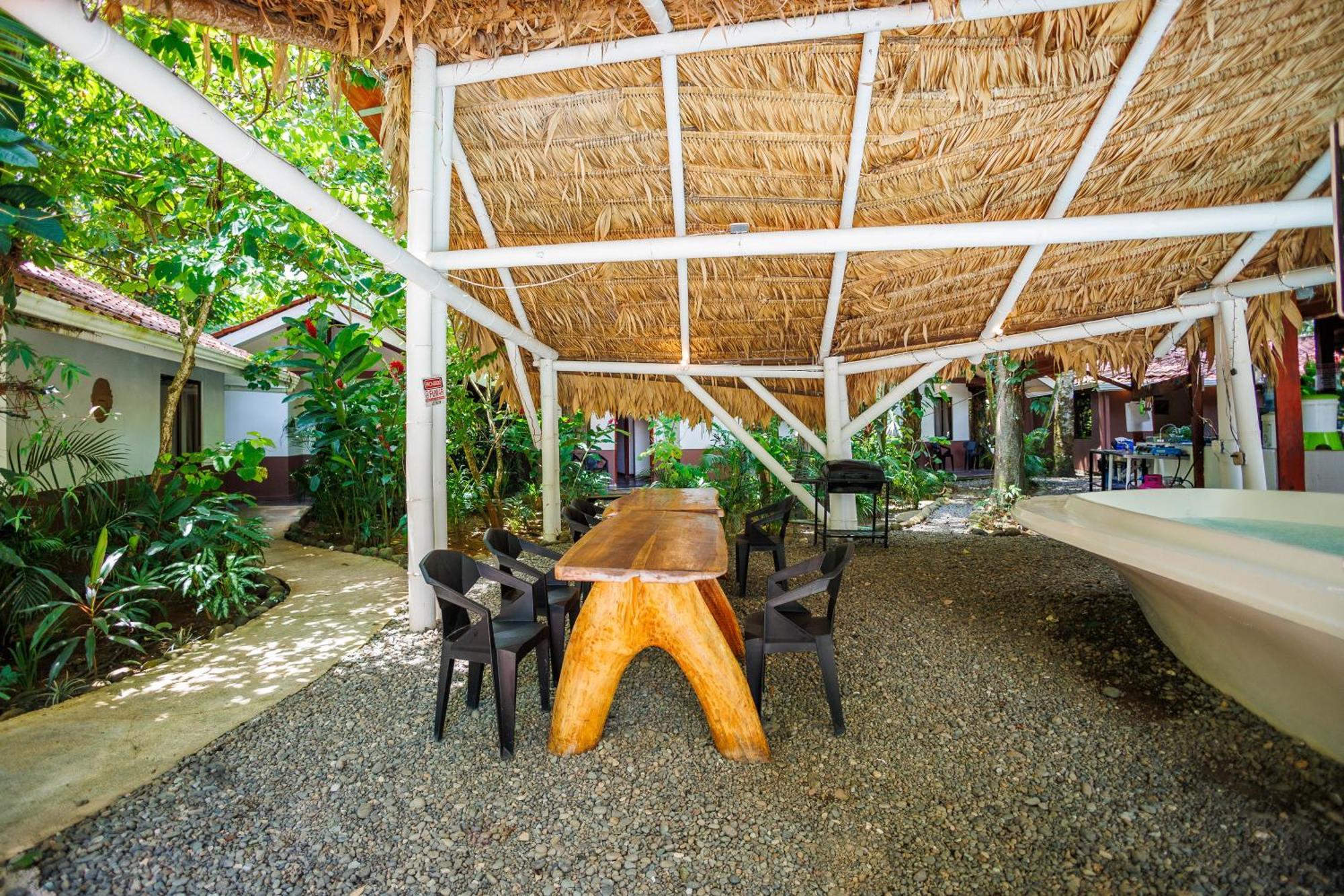 ホテル Bambutel Cocles Puerto Viejo de Talamanca エクステリア 写真