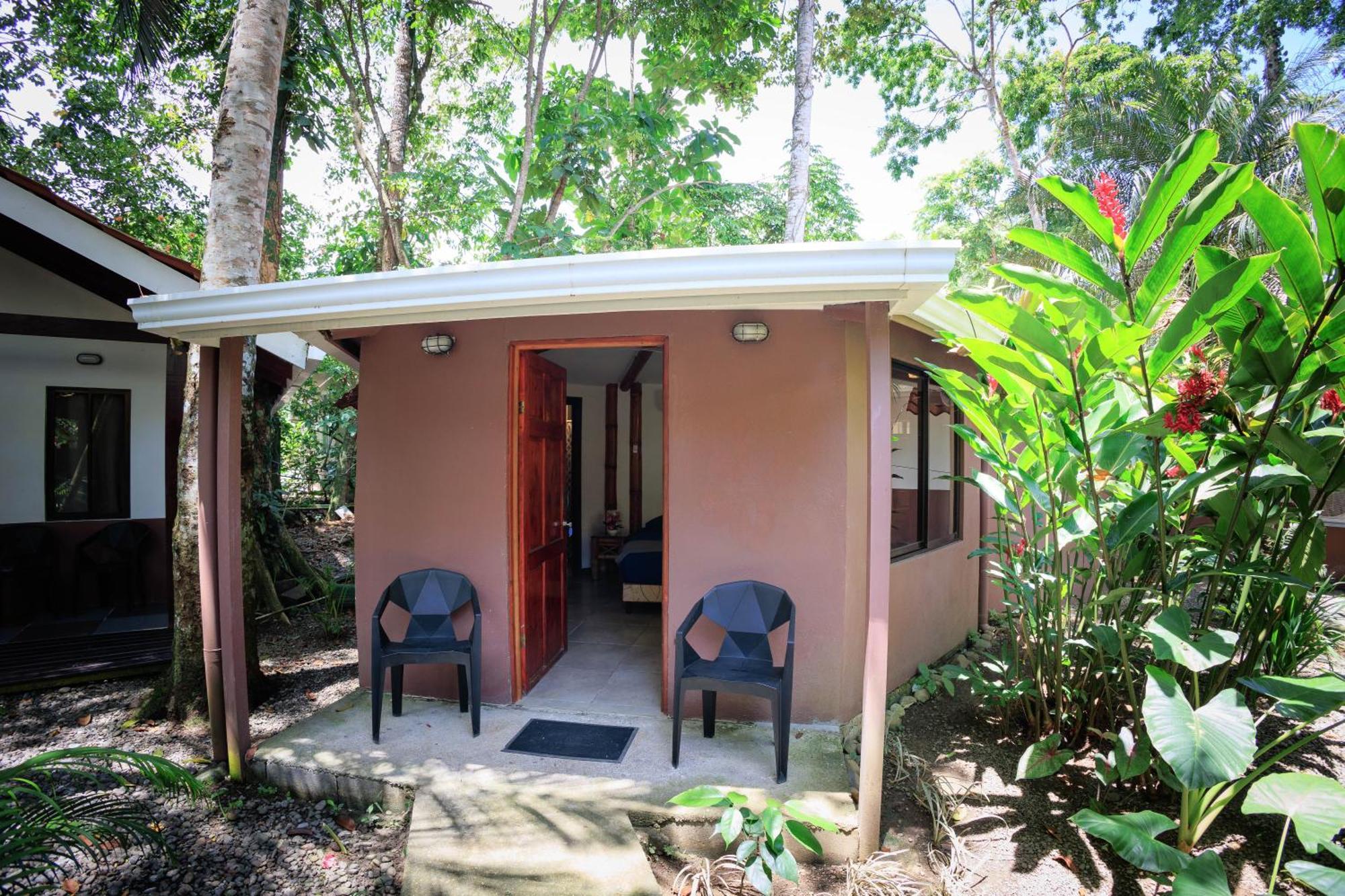ホテル Bambutel Cocles Puerto Viejo de Talamanca エクステリア 写真
